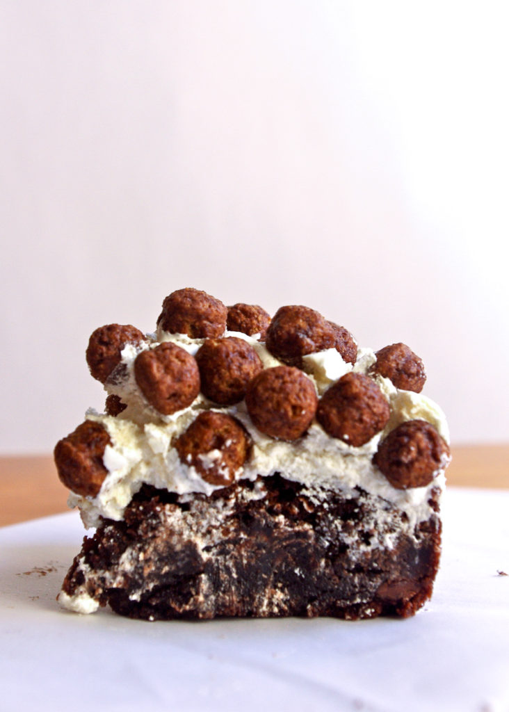Cocoa Puffs Brownies - kind of like childhood breakfast meets afternoon snack, with malty brownie base, milk-y meringue frosting, and topped with cocoa puffs! #brownies #dessert #cereal #cocoapuffs | www.thebatterthickens.com