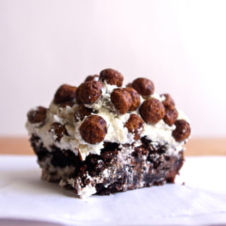 Cocoa Puffs Brownies - kind of like childhood breakfast meets afternoon snack, with malty brownie base, milk-y meringue frosting, and topped with cocoa puffs! #brownies #dessert #cereal #cocoapuffs | www.thebatterthickens.com