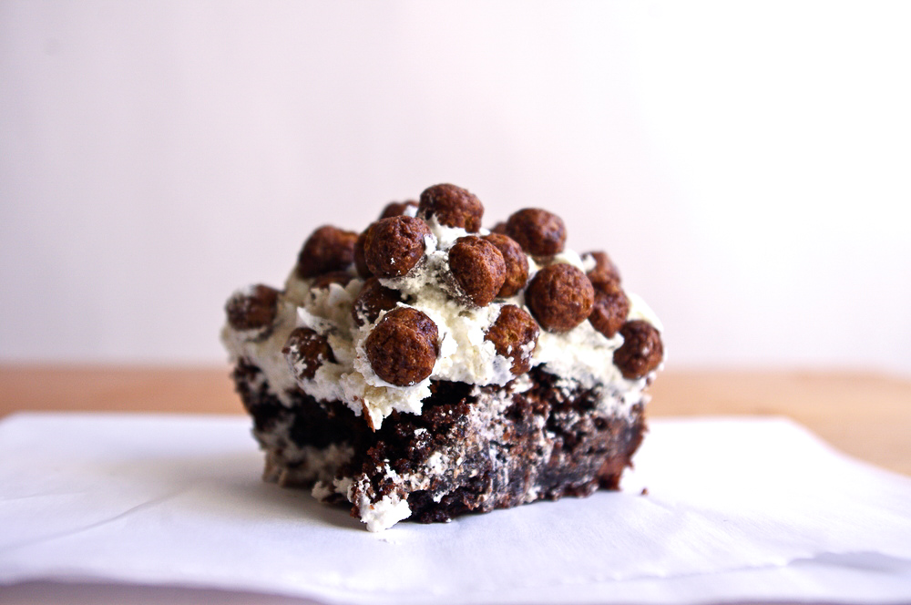 Cocoa Puffs Brownies - kind of like childhood breakfast meets afternoon snack, with malty brownie base, milk-y meringue frosting, and topped with cocoa puffs! #brownies #dessert #cereal #cocoapuffs | www.thebatterthickens.com