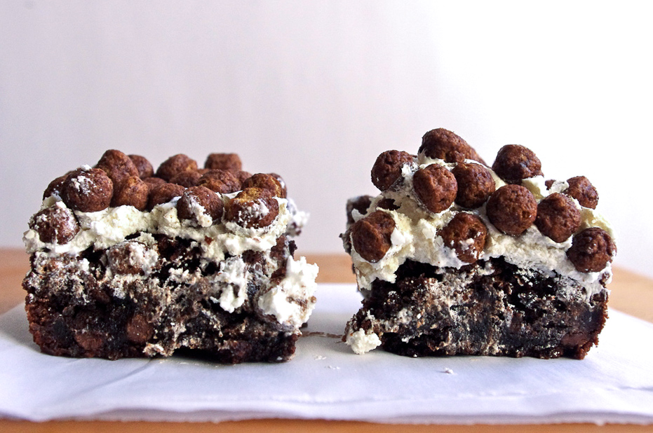 Cocoa Puffs Brownies - kind of like childhood breakfast meets afternoon snack, with malty brownie base, milk-y meringue frosting, and topped with cocoa puffs! #brownies #dessert #cereal #cocoapuffs | www.thebatterthickens.com