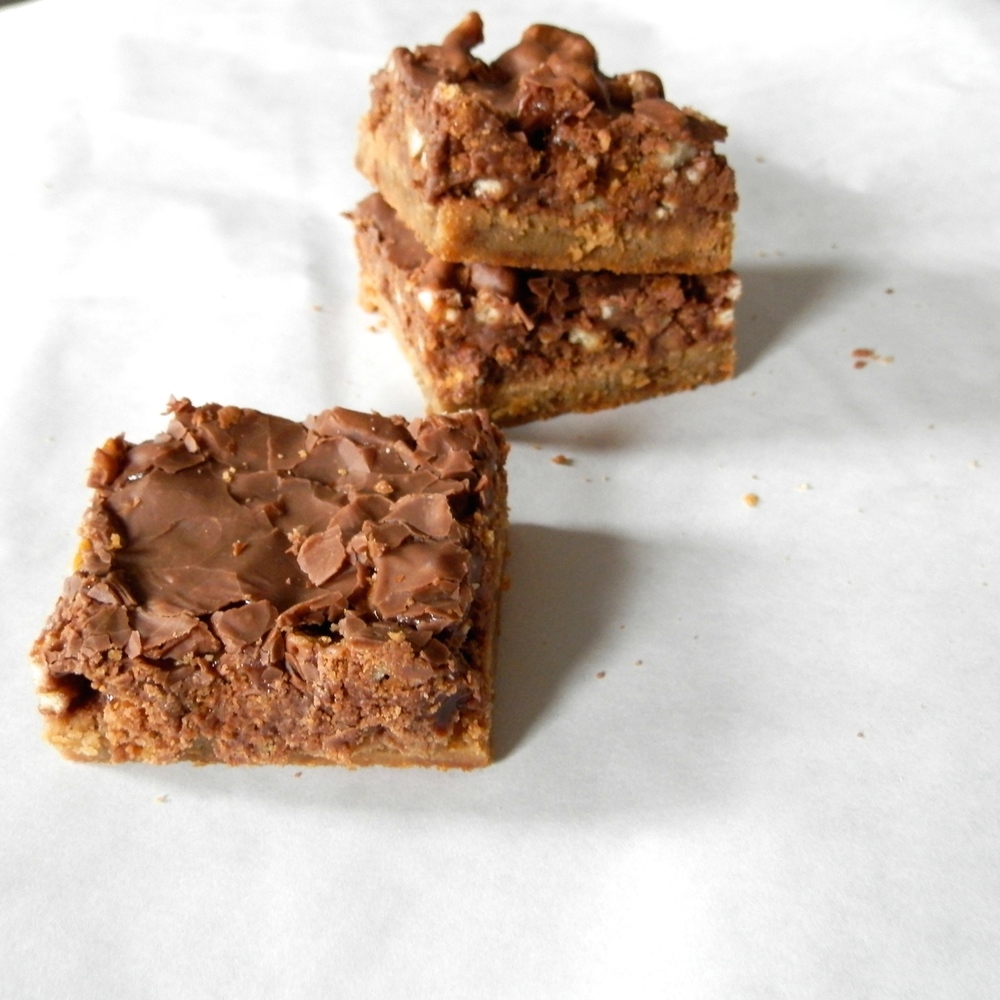 Nutella Pretzel Magic Bars - www.thebatterthickens.com