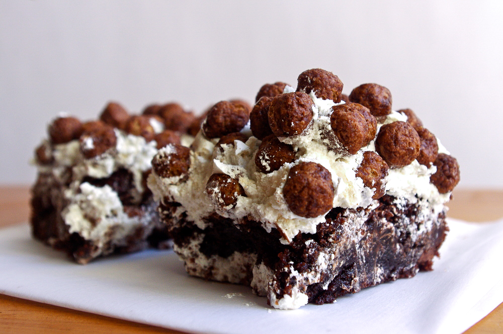 Cocoa Puffs Brownies - kind of like childhood breakfast meets afternoon snack, with malty brownie base, milk-y meringue frosting, and topped with cocoa puffs! #brownies #dessert #cereal #cocoapuffs | www.thebatterthickens.com