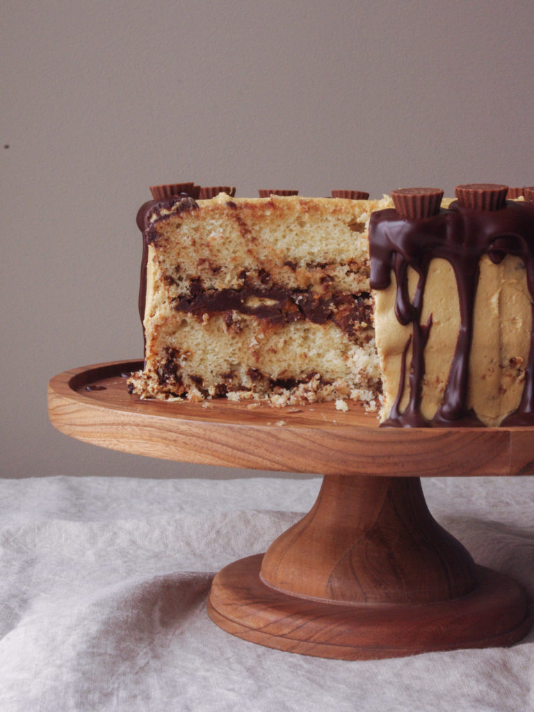 Moose Tracks Cake - white vanilla cake layers with fudgy chocolate ganache, peanut butter frosting, and mini peanut butter cups | www.thebatterthickens.com