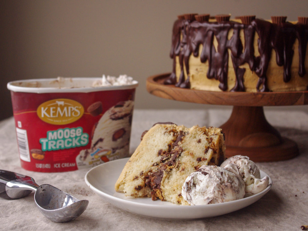 Moose Tracks Cake - white vanilla cake layers with fudgy chocolate ganache, peanut butter frosting, and mini peanut butter cups | www.thebatterthickens.com