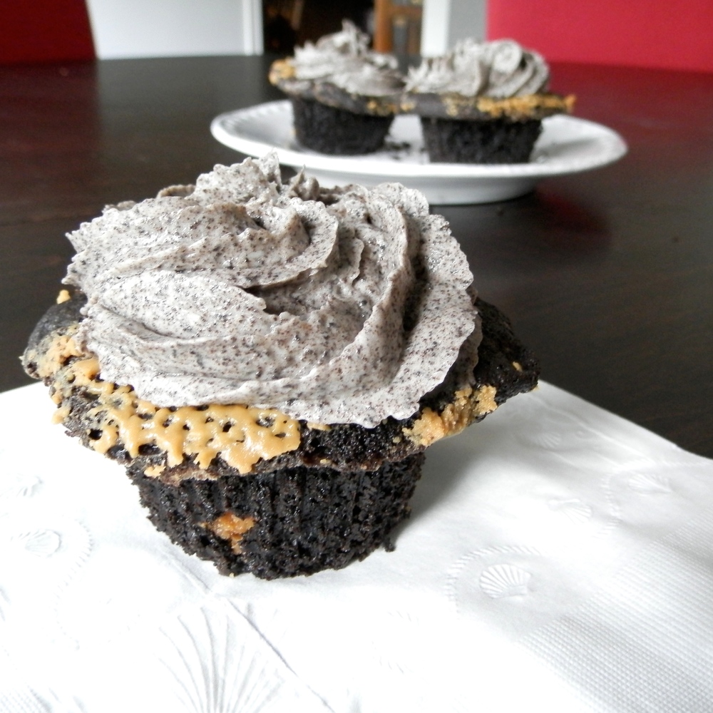 Peanut Butter Oreo Cupcakes - chocolate cupcakes swirled with peanut butter and frosted with an Oreo buttercream #oreofrosting #oreocupcakes | www.thebatterthickens.com