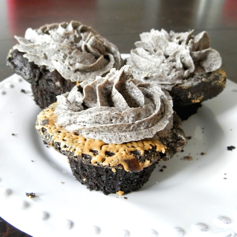 Peanut Butter Oreo Cupcakes - chocolate cupcakes swirled with peanut butter and frosted with an Oreo buttercream #oreofrosting #oreocupcakes | www.thebatterthickens.com