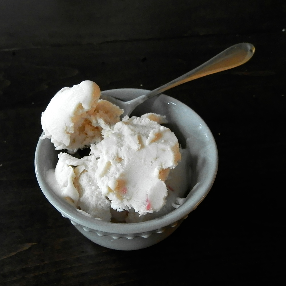 Rhubarb Frozen Yogurt - tangy, creamy, sweet, and full of natural rhubarb flavor #rhubarb #frozenyogurt | www.thebatterthickens.com