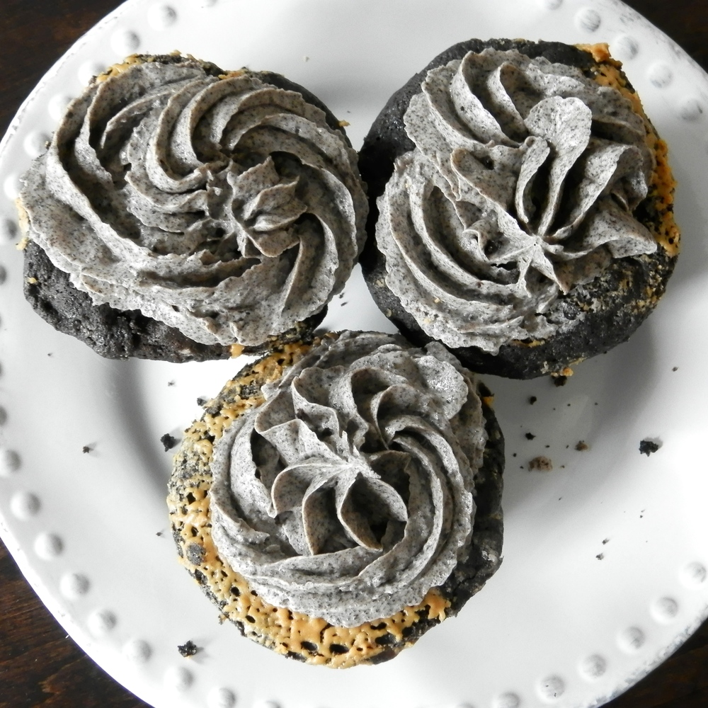 Peanut Butter Oreo Cupcakes - chocolate cupcakes swirled with peanut butter and frosted with an Oreo buttercream #oreofrosting #oreocupcakes | www.thebatterthickens.com