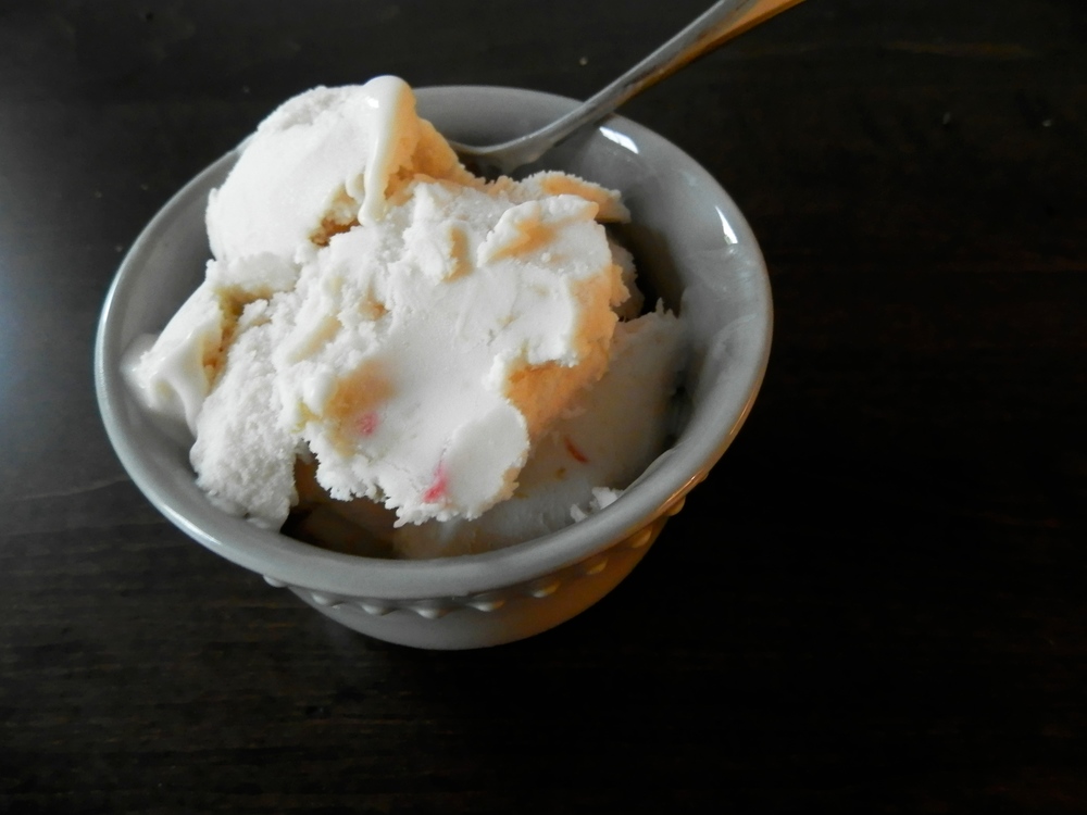 Rhubarb Frozen Yogurt - tangy, creamy, sweet, and full of natural rhubarb flavor #rhubarb #frozenyogurt | www.thebatterthickens.com