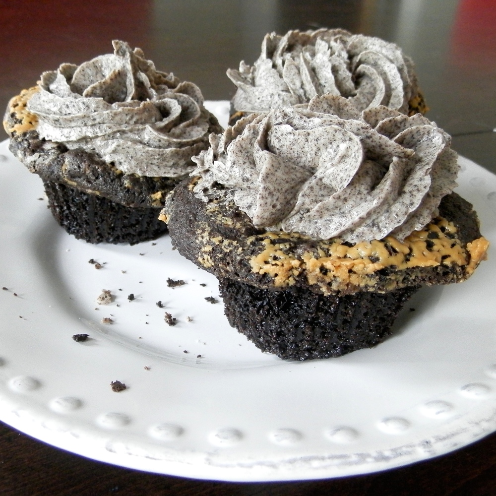 Peanut Butter Oreo Cupcakes - chocolate cupcakes swirled with peanut butter and frosted with an Oreo buttercream #oreofrosting #oreocupcakes | www.thebatterthickens.com