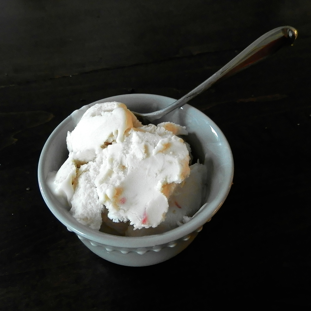 Rhubarb Frozen Yogurt - tangy, creamy, sweet, and full of natural rhubarb flavor #rhubarb #frozenyogurt | www.thebatterthickens.com