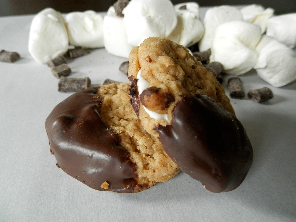 Peanut Butter S'mores Cookie Sandwiches - peanut butter cookies made with homemade peanut butter, sandwiched around marshmallow fluff, dipped in chocolate #smores #cookiesandwich #peanutbutter | www.thebatterthickens.com