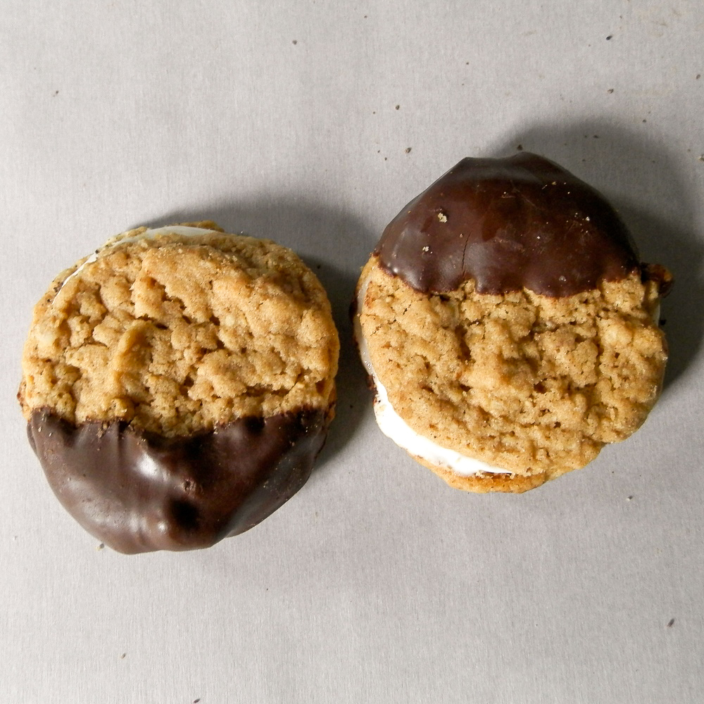 Peanut Butter S'mores Cookie Sandwiches - peanut butter cookies made with homemade peanut butter, sandwiched around marshmallow fluff, dipped in chocolate #smores #cookiesandwich #peanutbutter | www.thebatterthickens.com