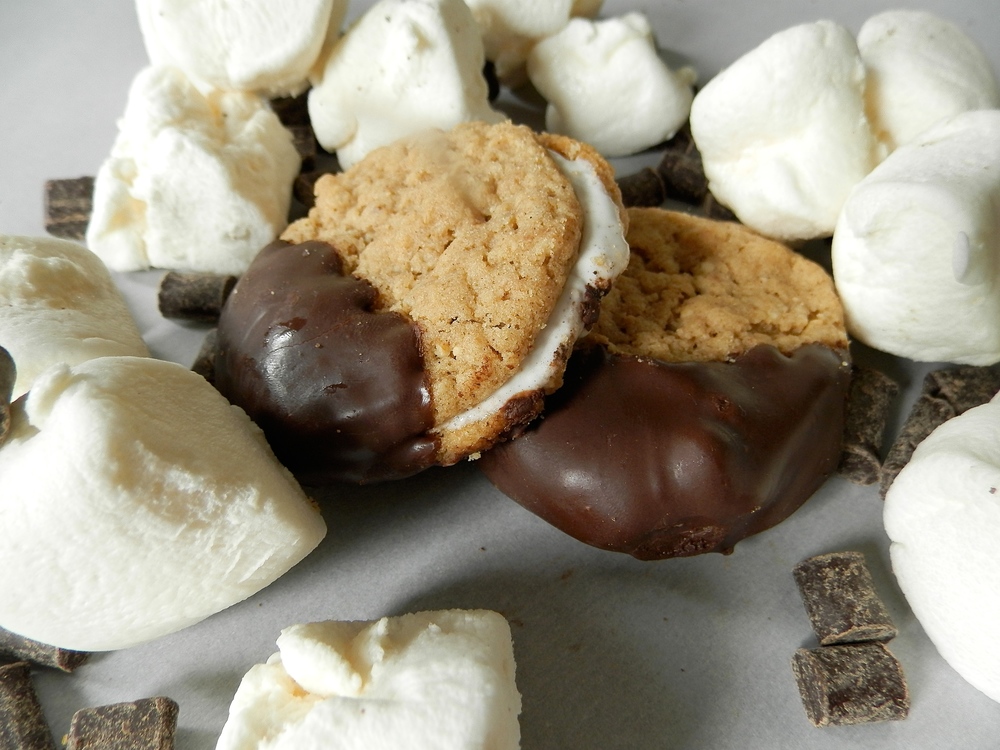 Peanut Butter S'mores Cookie Sandwiches - peanut butter cookies made with homemade peanut butter, sandwiched around marshmallow fluff, dipped in chocolate #smores #cookiesandwich #peanutbutter | www.thebatterthickens.com