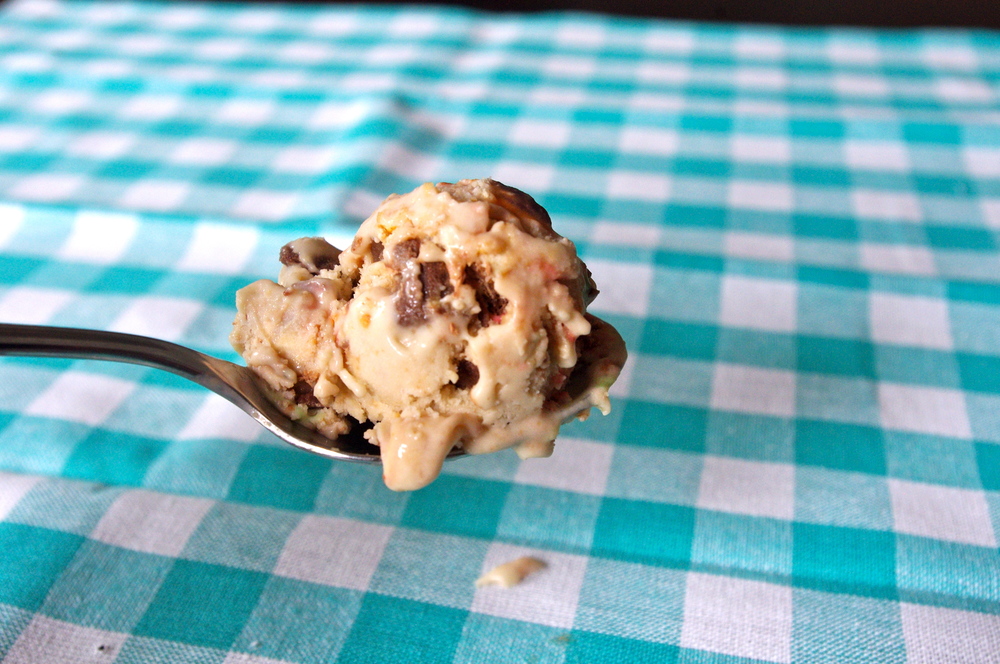 "Munchies" Vegan Peanut Butter Ice Cream - a coconut milk-based vegan ice cream filled with your favorite "munchy" mix-ins, like candy bar chunks, pretzels, chips, or Oreos. #vegan #icecream #peanutbutter | www.thebatterthickens.com