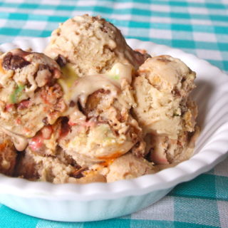 "Munchies" Vegan Peanut Butter Ice Cream - a coconut milk-based vegan ice cream filled with your favorite "munchy" mix-ins, like candy bar chunks, pretzels, chips, or Oreos. #vegan #icecream #peanutbutter | www.thebatterthickens.com