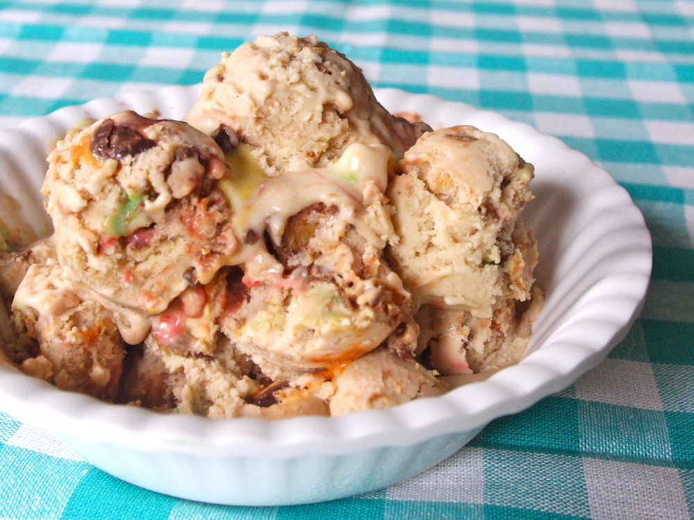 "Munchies" Vegan Peanut Butter Ice Cream - a coconut milk-based vegan ice cream filled with your favorite "munchy" mix-ins, like candy bar chunks, pretzels, chips, or Oreos. #vegan #icecream #peanutbutter | www.thebatterthickens.com