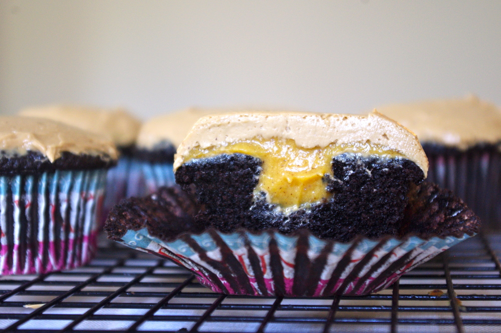 Pumpkin Mocha Cupcakes - moist chocolate cupcakes filled with pumpkin ganache and frosted with a coffee buttercream #pumpkin #cupcakes #mocha | www.thebatterthickens.com