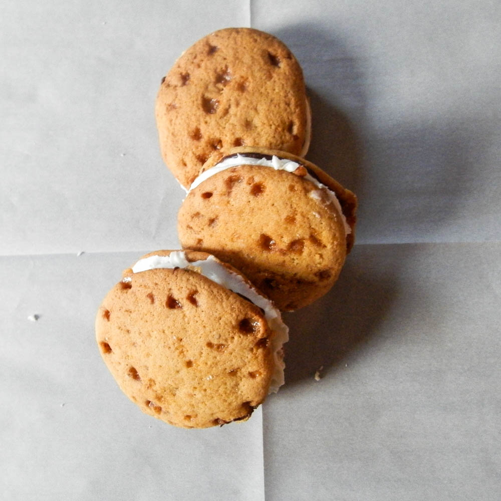 Brown Butter Coconut Chocolate Whoopie Pies - soft-baked brown butter whoopie pies sandwiched around chocolate ganache and coconut frosting #brownbutter #whoopiepies #samoa | www.thebatterthickens.com