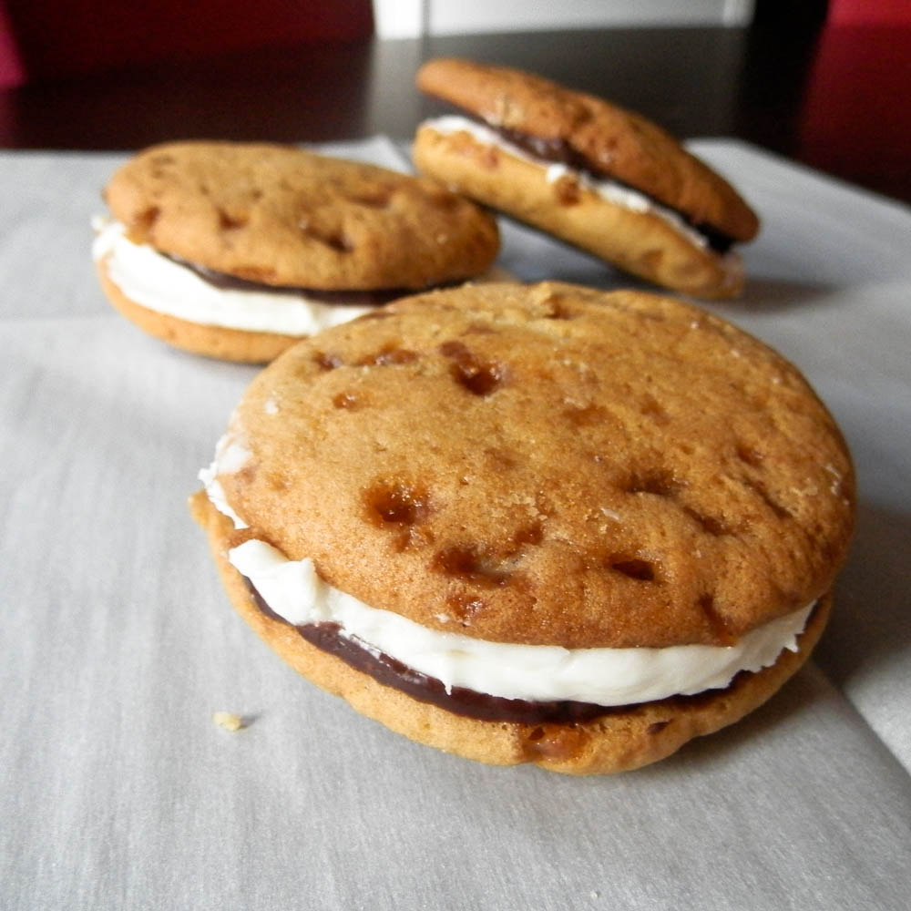 Brown Butter Coconut Chocolate Whoopie Pies - soft-baked brown butter whoopie pies sandwiched around chocolate ganache and coconut frosting #brownbutter #whoopiepies #samoa | www.thebatterthickens.com