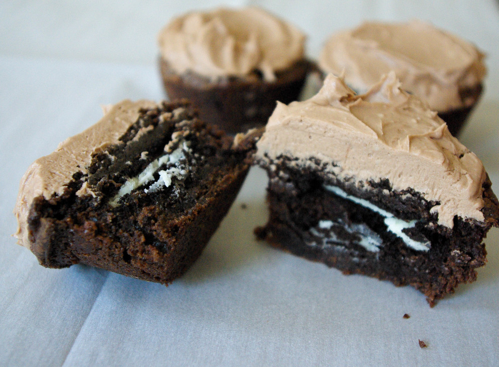 Stuffed Oreo Nutella Brownie Cups - brownies stuffed with Oreos and topped with Nutella frosting! #nutella #oreos #browniecups | www.thebatterthickens.com