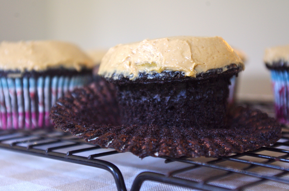 Pumpkin Mocha Cupcakes - moist chocolate cupcakes filled with pumpkin ganache and frosted with a coffee buttercream #pumpkin #cupcakes #mocha | www.thebatterthickens.com