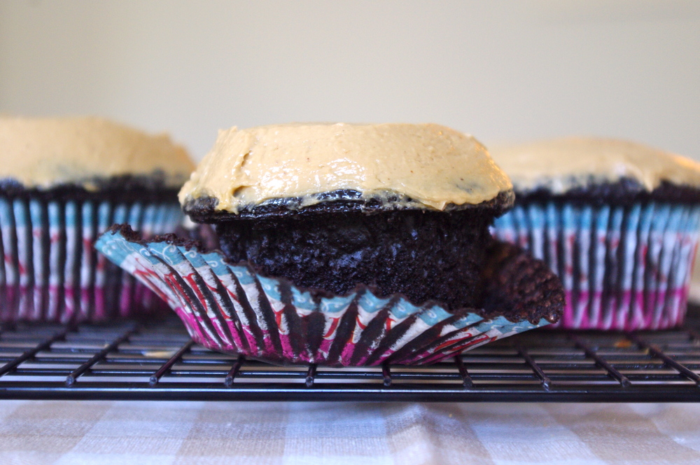 Pumpkin Mocha Cupcakes - moist chocolate cupcakes filled with pumpkin ganache and frosted with a coffee buttercream #pumpkin #cupcakes #mocha | www.thebatterthickens.com