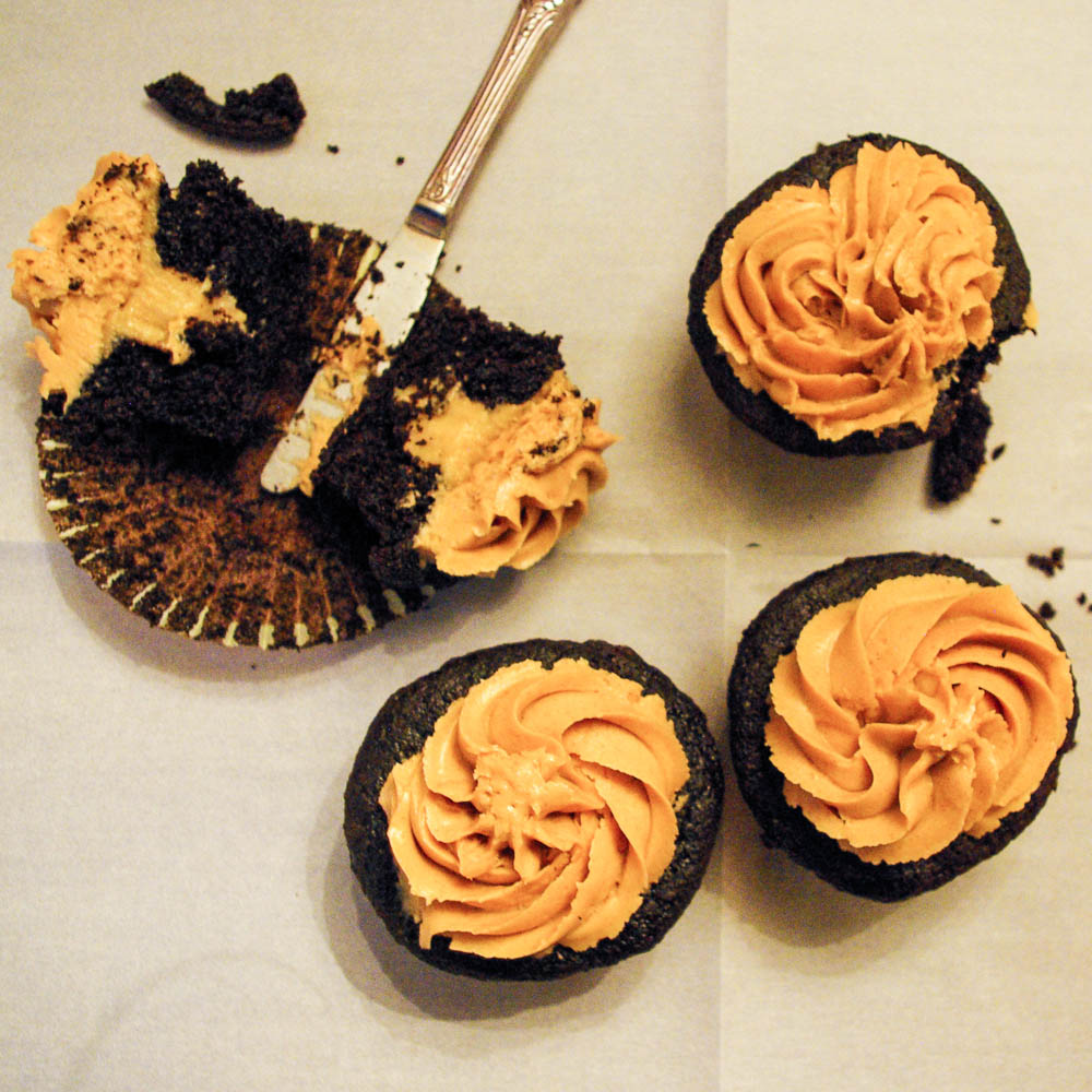 Chocolate Cupcakes with Peanut Butter Banana Filling | www.thebatterthickens.com