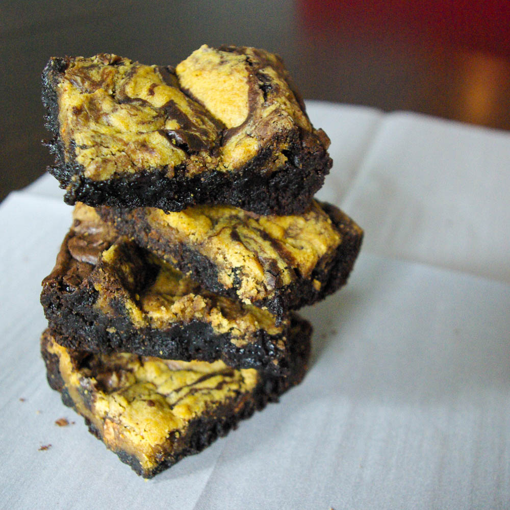 Pumpkin Cookie Swirled Brownies are brownies swirled with pumpkin cinnamon chip cookie dough - www.thebatterthickens.com