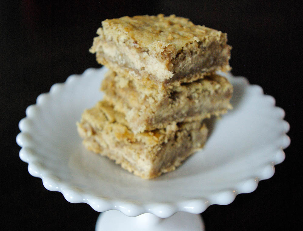 Apple Butter Cheesecake Bars | www.thebatterthickens.com | @thebatterthickens