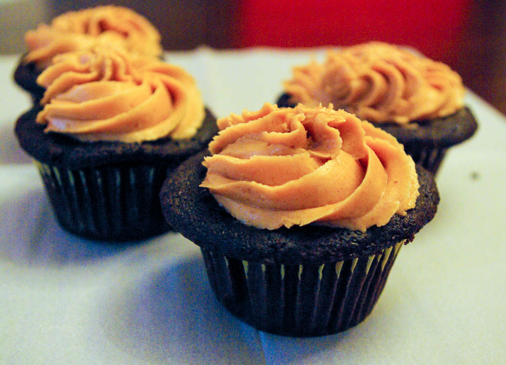 Chocolate Cupcakes with Peanut Butter Banana Filling | www.thebatterthickens.com