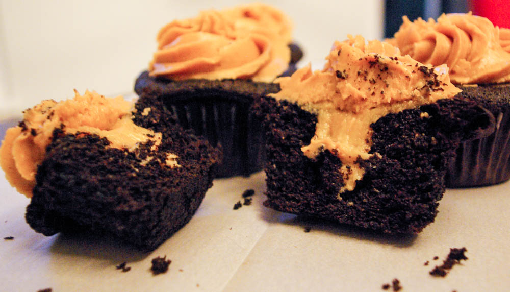 Chocolate Cupcakes with Peanut Butter Banana Filling | www.thebatterthickens.com
