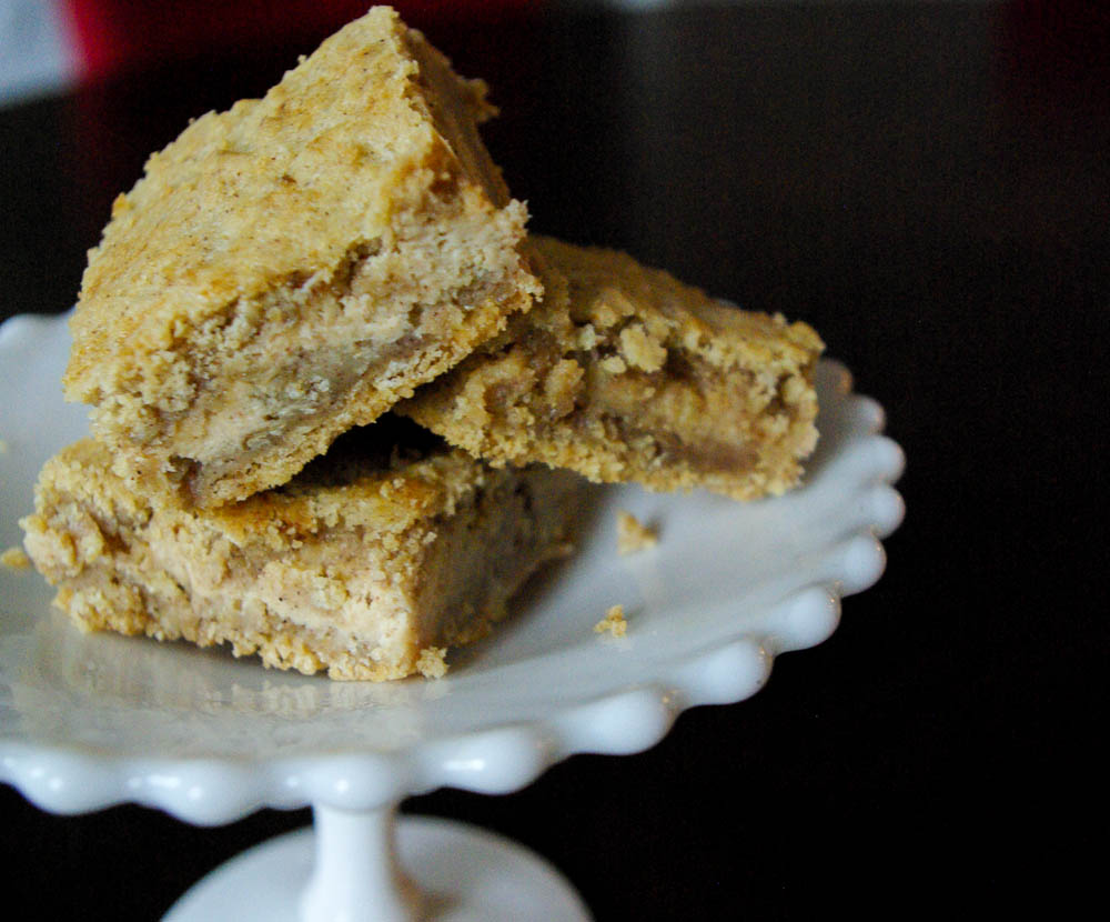 Apple Butter Cheesecake Bars | www.thebatterthickens.com | @thebatterthickens