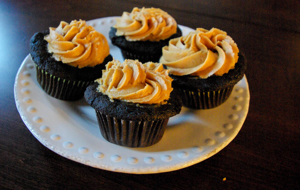 Chocolate Cupcakes with Peanut Butter Banana Filling | www.thebatterthickens.com