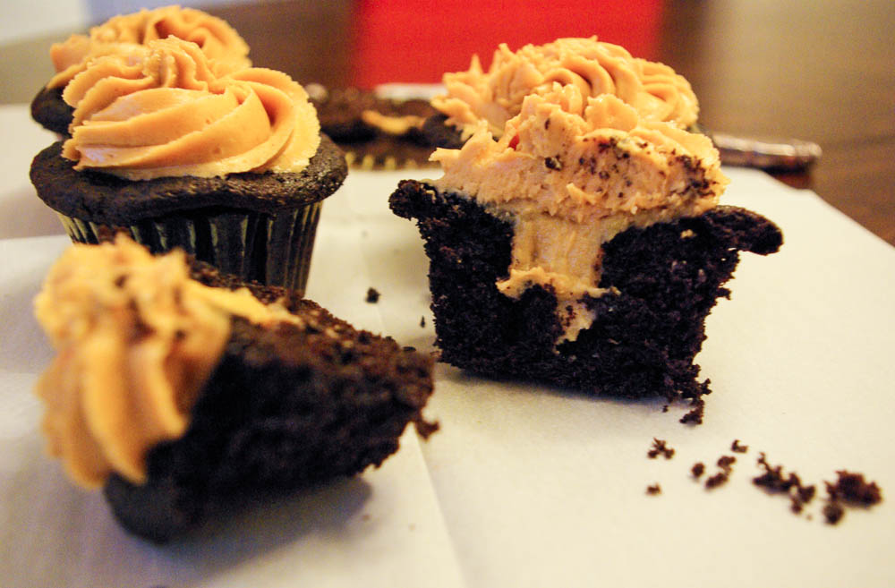 Chocolate Cupcakes with Peanut Butter Banana Filling | www.thebatterthickens.com