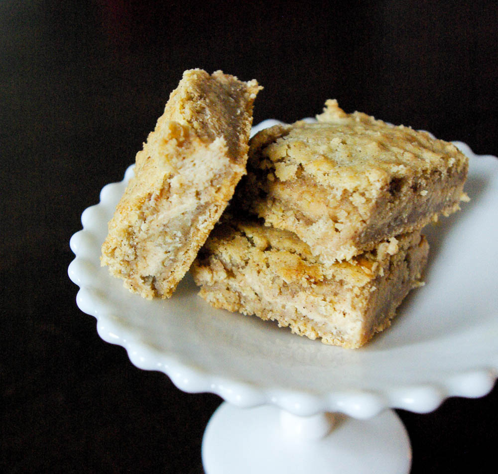 Apple Butter Cheesecake Bars | www.thebatterthickens.com | @thebatterthickens