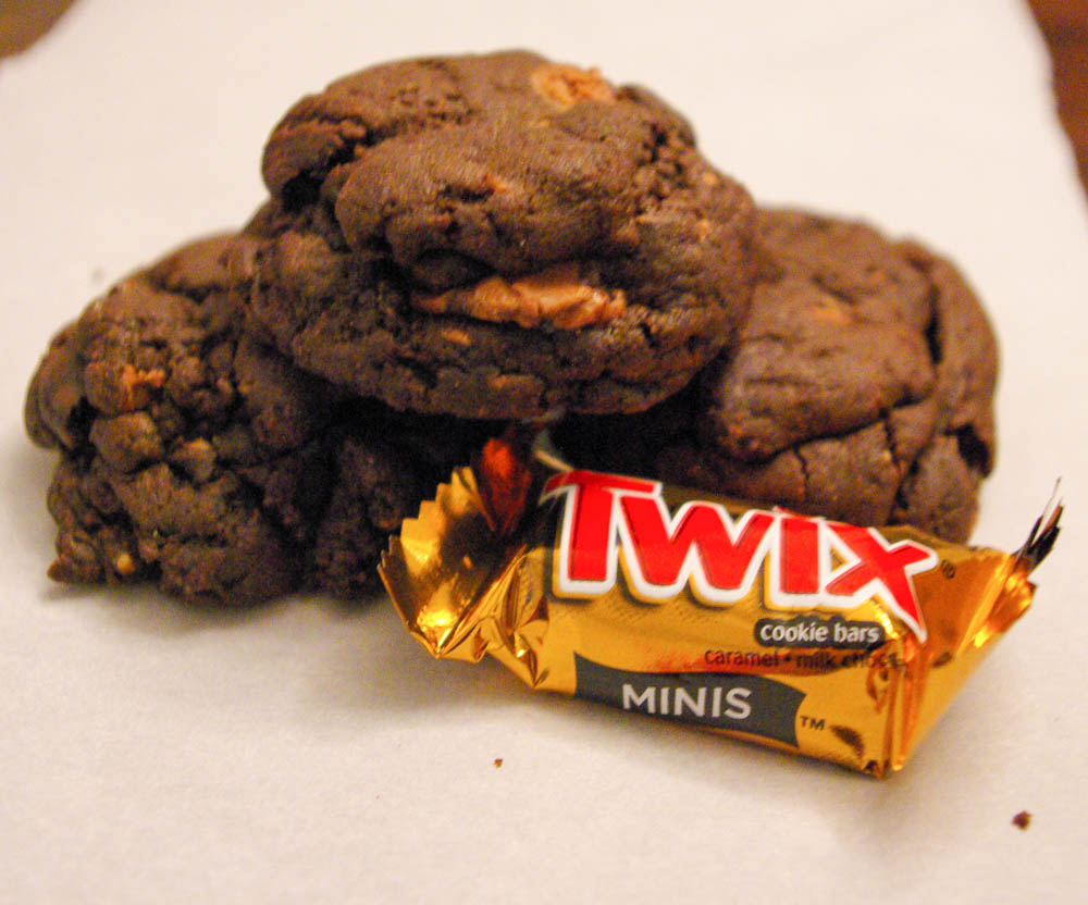 Twix Cookies - chocolate cookie with peanut butter chunks and Twix bar | www.thebatterthickens.com