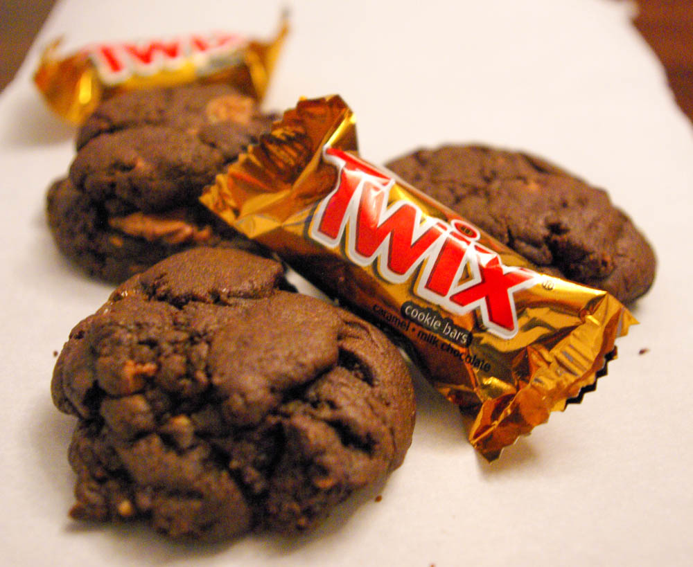 Twix Cookies - chocolate cookie with peanut butter chunks and Twix bar | www.thebatterthickens.com