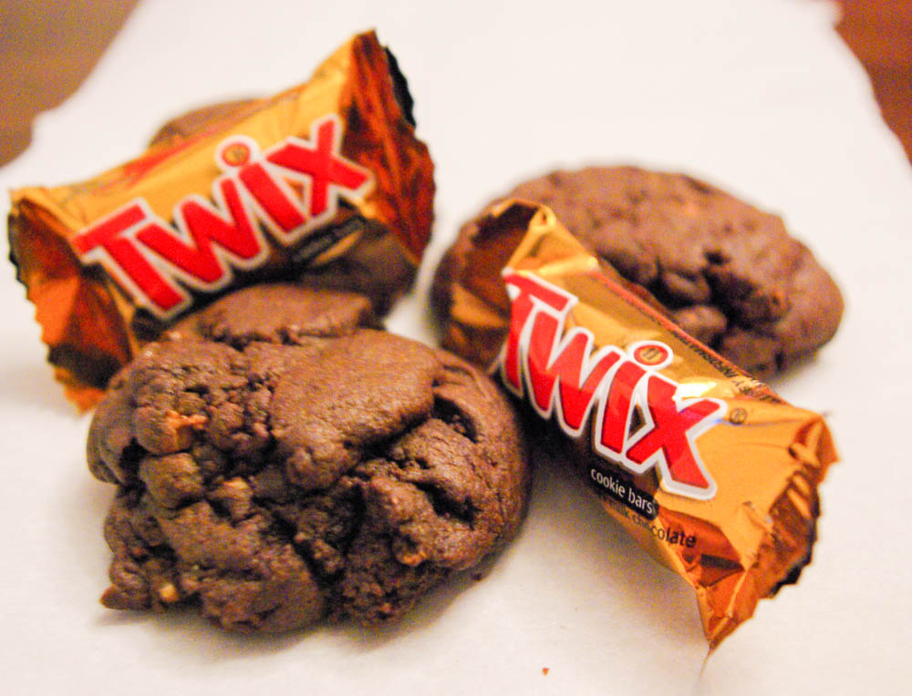 Twix Cookies - chocolate cookie with peanut butter chunks and Twix bar | www.thebatterthickens.com