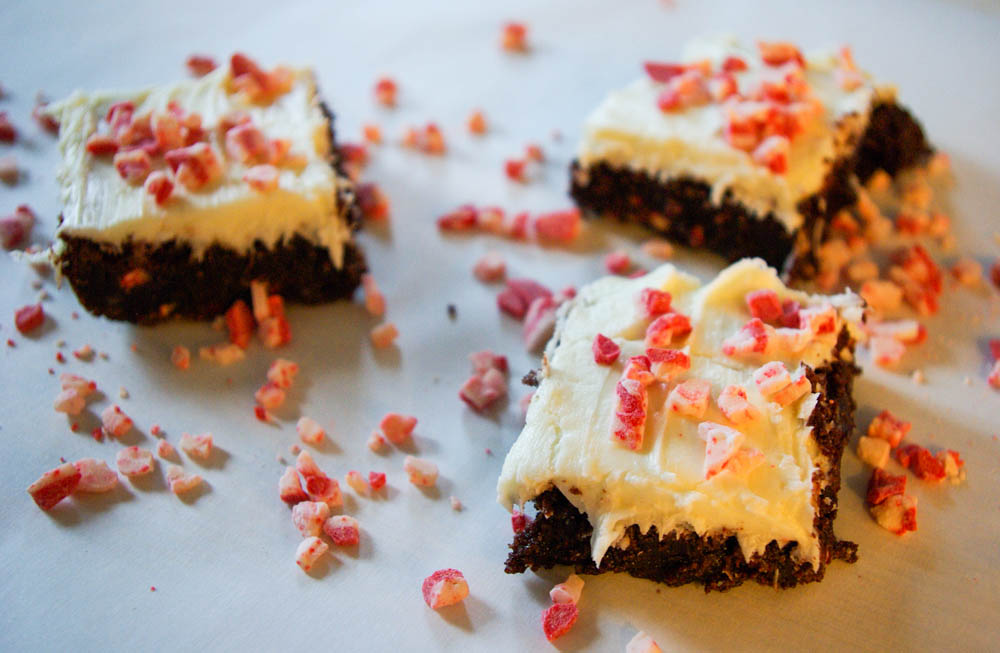 Flourless Peppermint Hot Chocolate Brownies - www.thebatterthickens.com