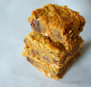 Biscoff Butterscotch Chocolate Chip Blondies | www.thebatterthickens.com