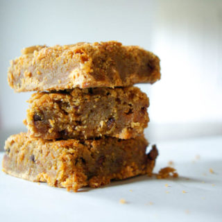 Biscoff Butterscotch Chocolate Chip Blondies | www.thebatterthickens.com