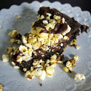 Brownie Popcorn Pie | www.thebatterthickens.com