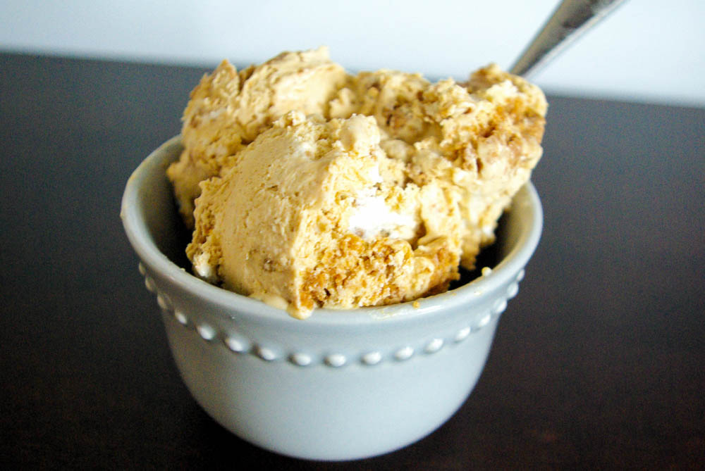 Carrot Cake Ice Cream with cream cheese frosting swirl will change your homemade ice cream game forever | www.thebatterthickens.com