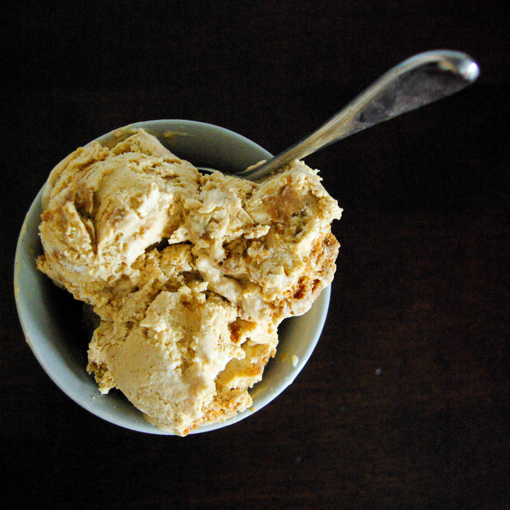 Carrot Cake Ice Cream with cream cheese frosting swirl will change your homemade ice cream game forever | www.thebatterthickens.com