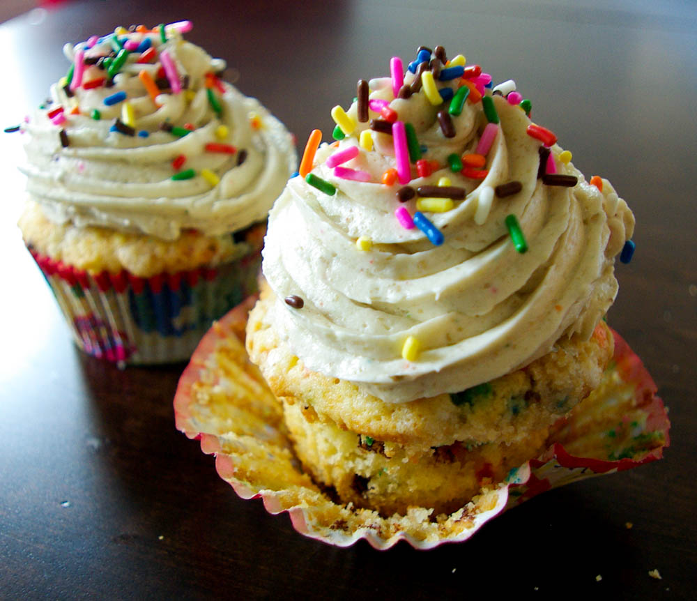 Funfetti Birthday Cake Cupcakes inspired by Momofuku Milk Bar birthday cake recipe - www.thebatterthickens.com