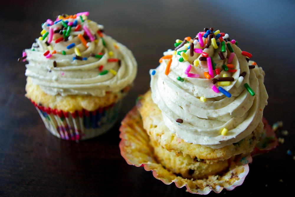 Funfetti Birthday Cake Cupcakes inspired by Momofuku Milk Bar birthday cake recipe - www.thebatterthickens.com