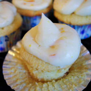 Orange Dreamsicle Cupcakes | www.thebatterthickens.com