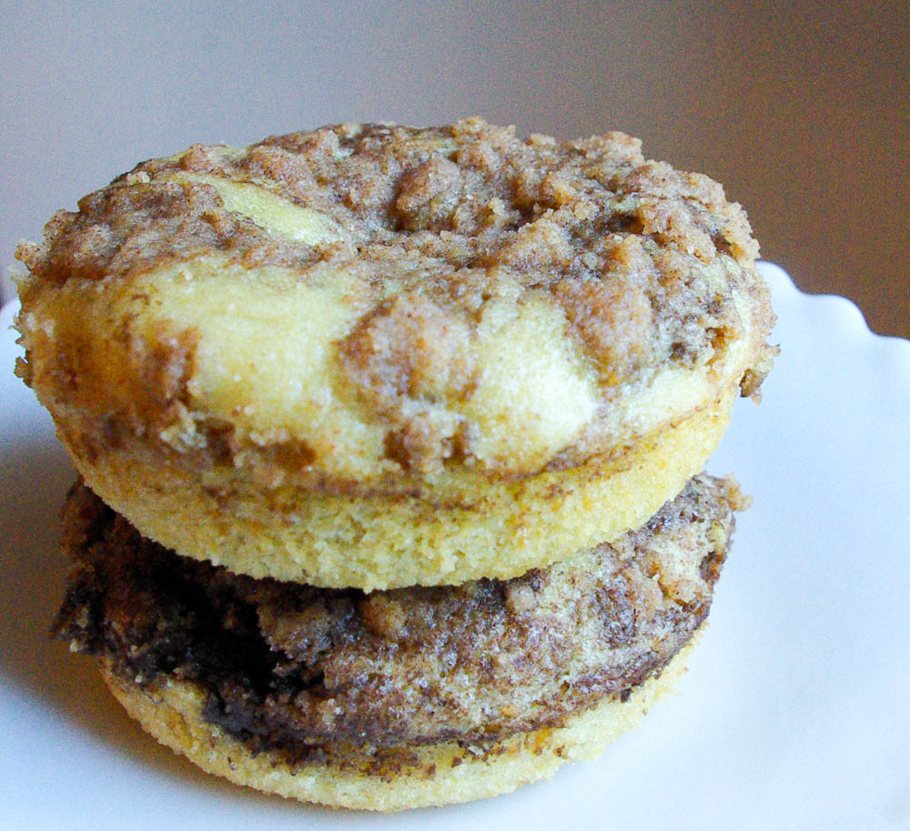 Baked Cinnamon Crumb Donuts - www.thebatterthickens.com