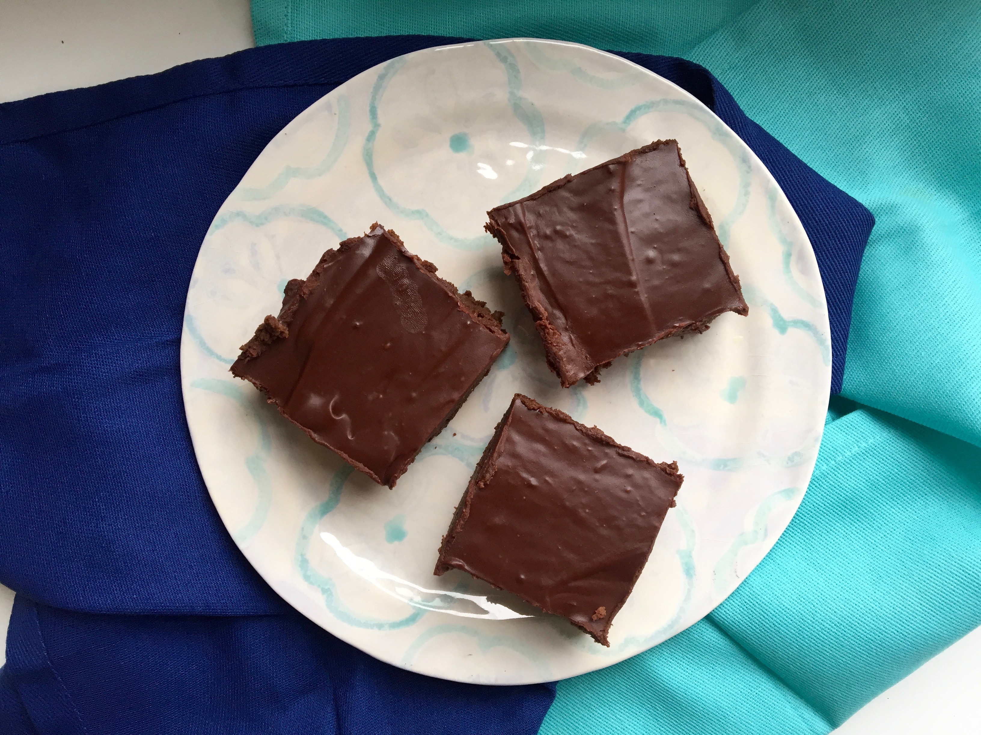 Avocado Brownies | www.thebatterthickens.com